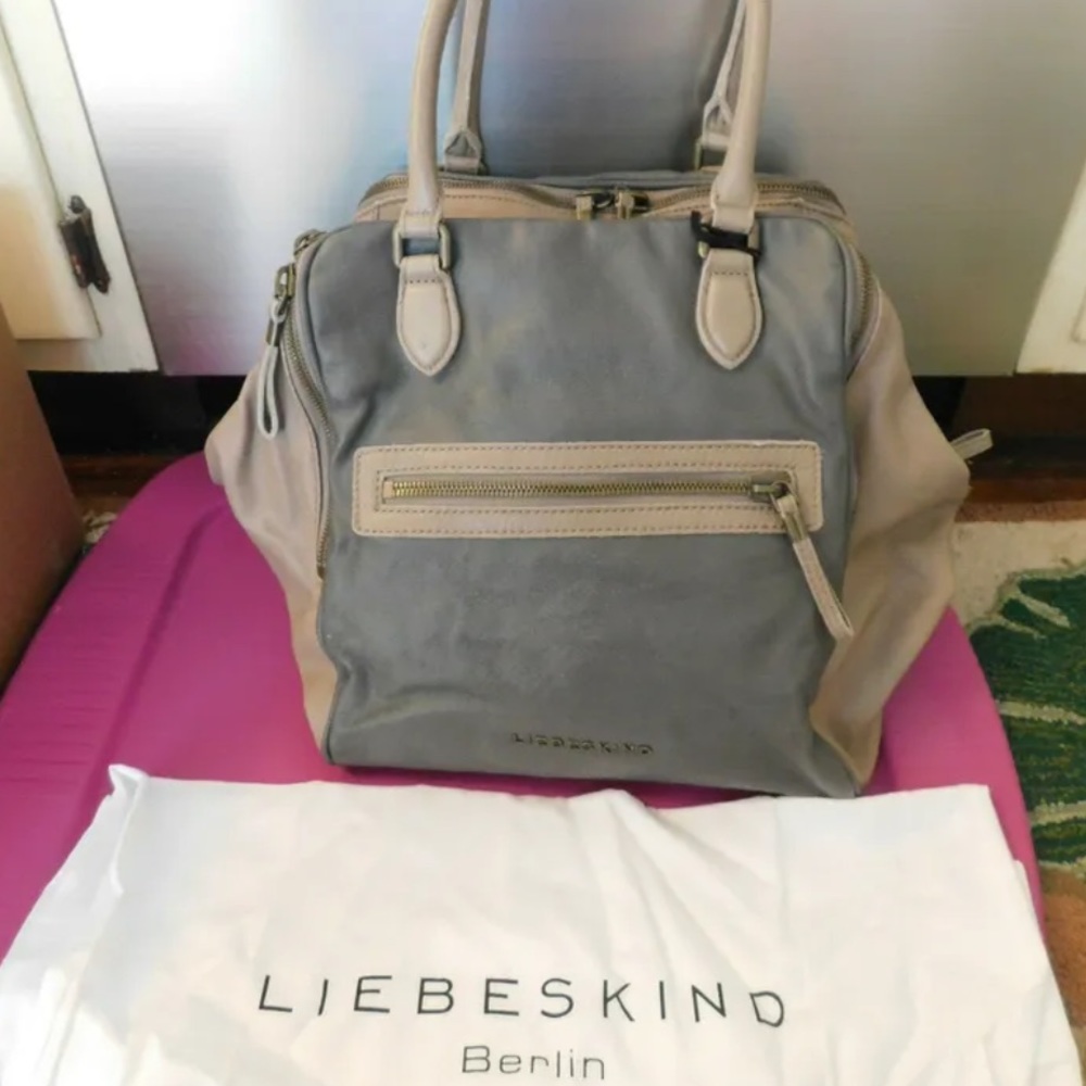 Liebskind purse in grey and beige. Roomy with many pockets.